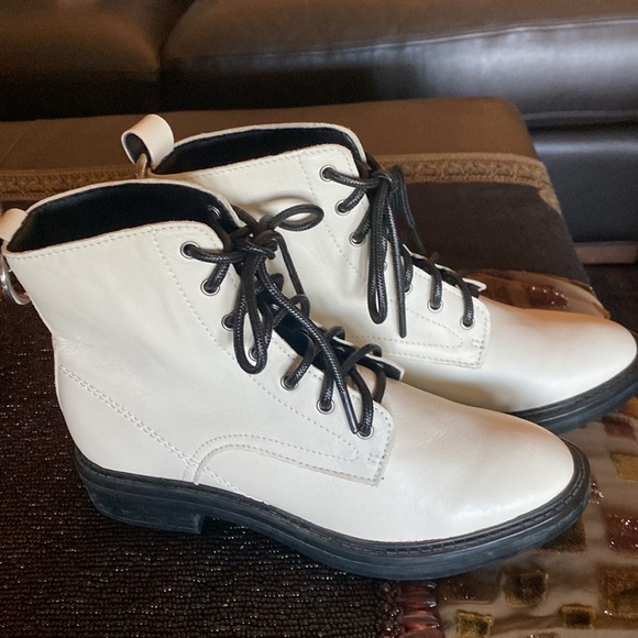 White leather DOLCE VITA BORAT booties NEW….So Gorgeous & Fun! 🔆8.5 - Picture 9 of 14